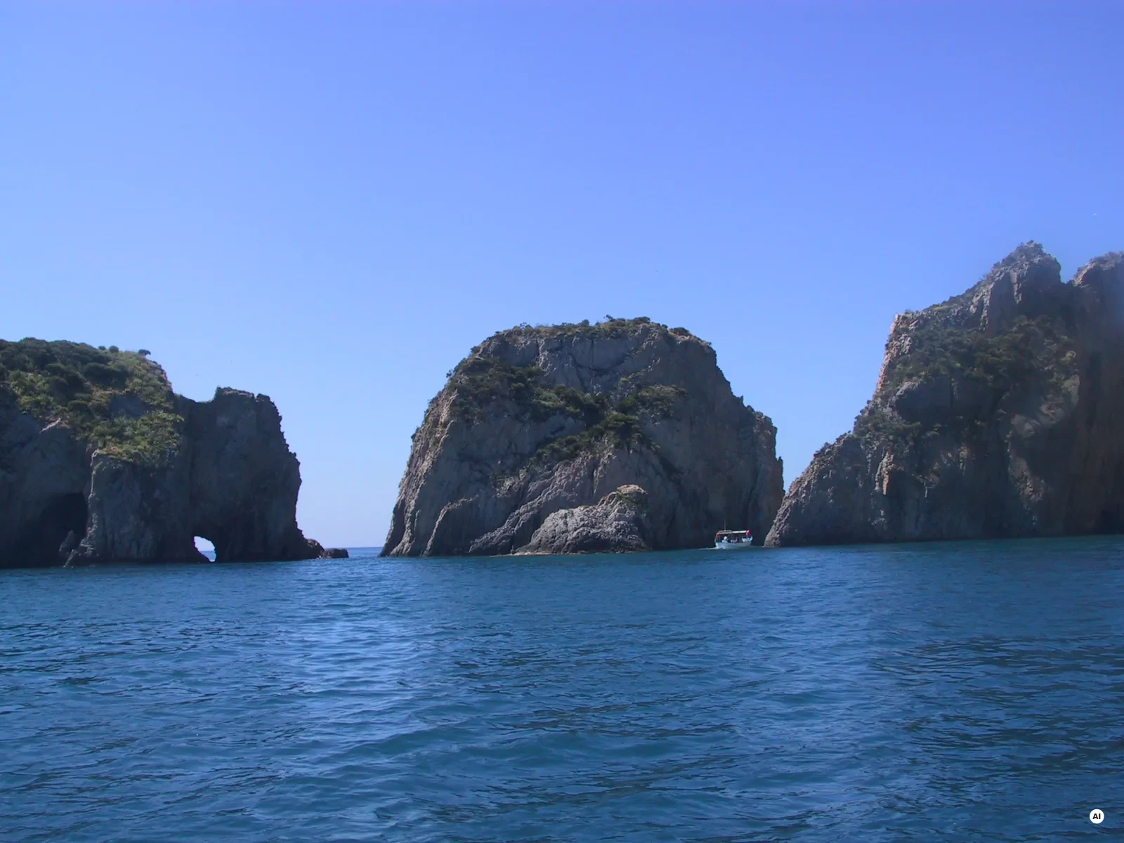 I faraglioni di Ponza nelle Isole Pontine