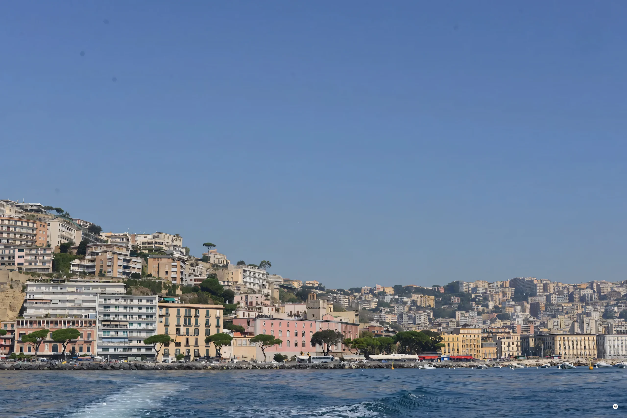 Il porto di Mergellina a Napoli visto dal mare