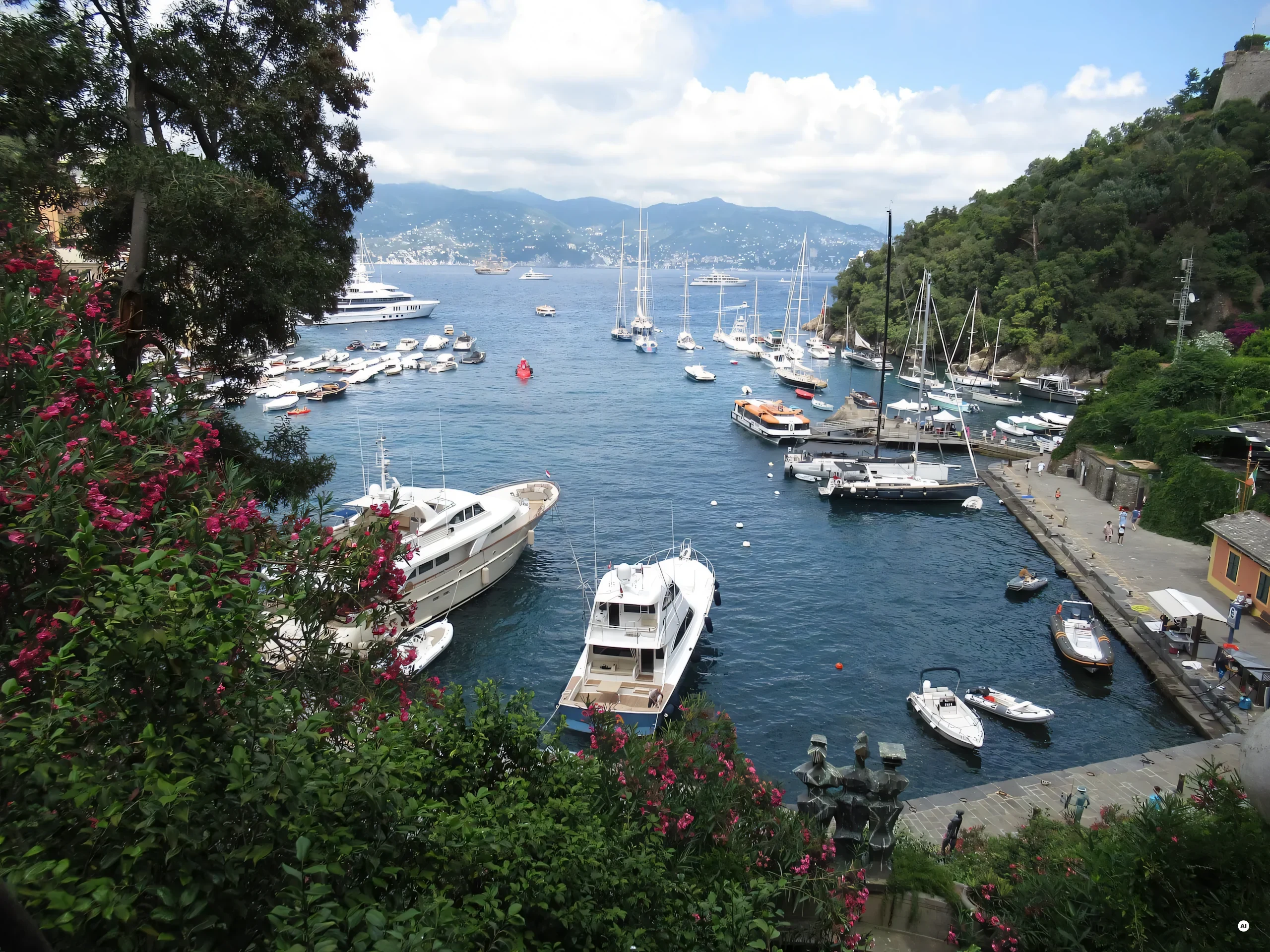 Il porticciolo di Portofino con le barche ormeggiate