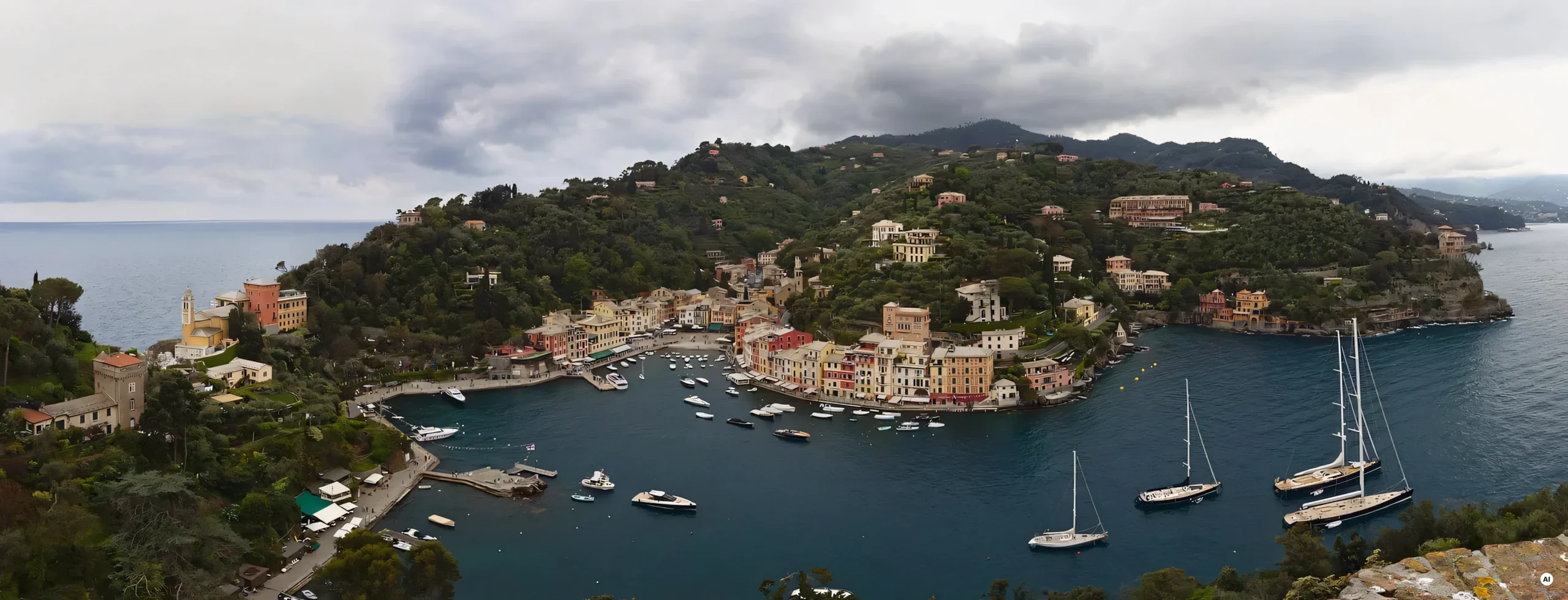 Il borgo e il porto di Portofino visti dall'alto